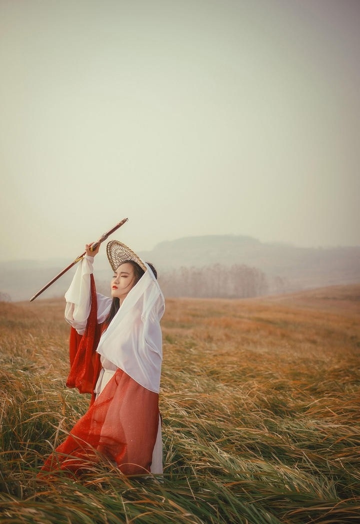 花丛中的汉服美女千娇硕大浑圆的美乳图片