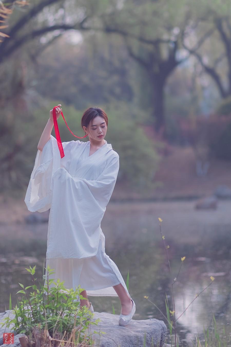 白衣古装美女园林翩翩赤身裸体美女图片写真簿