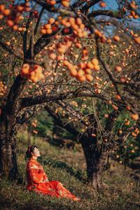 树林下笑靥如花的红妆极品美乳又白又粉小奶头图片