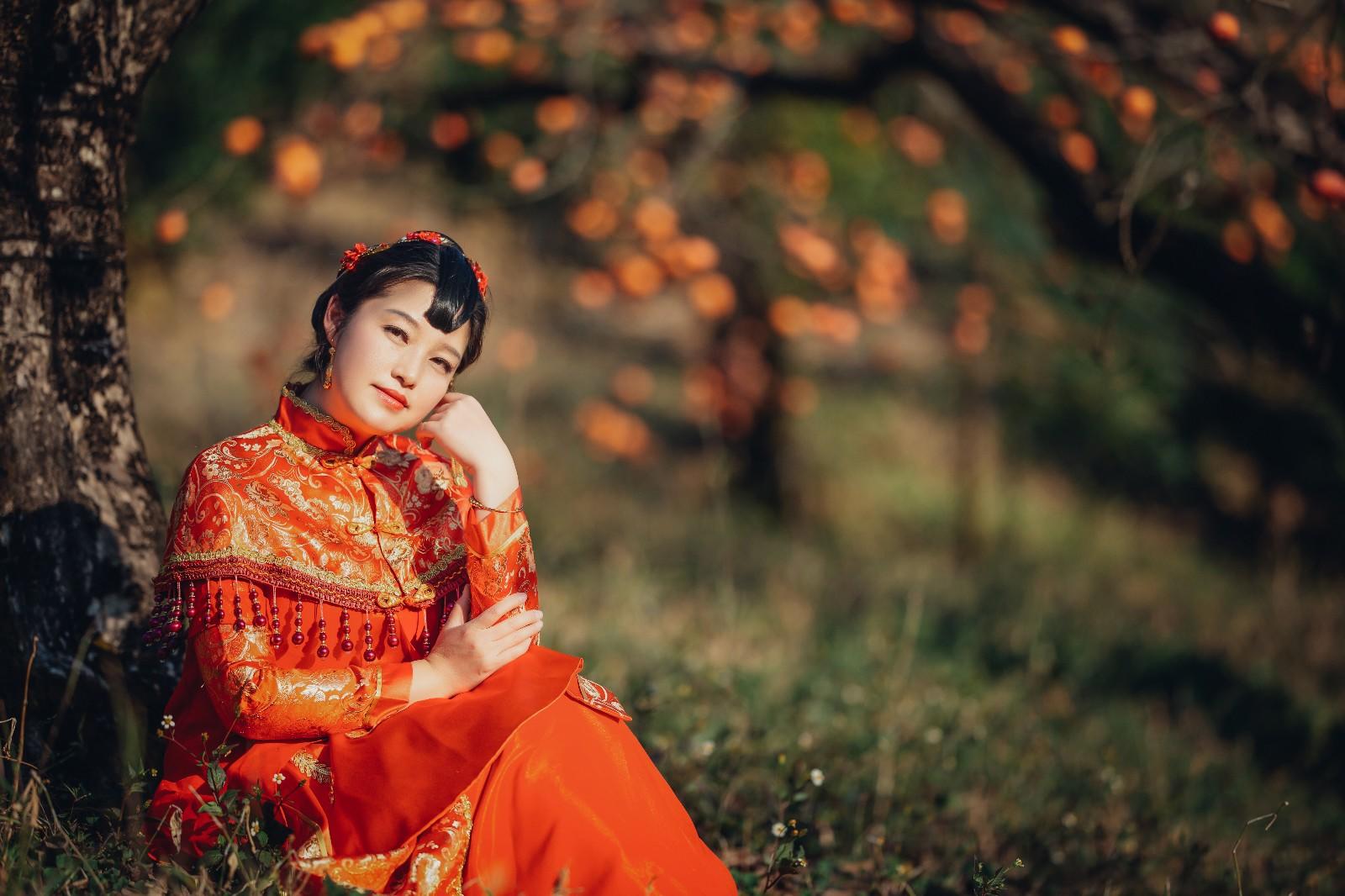 橘林树下休息的美女红大尺度自拍福利图片