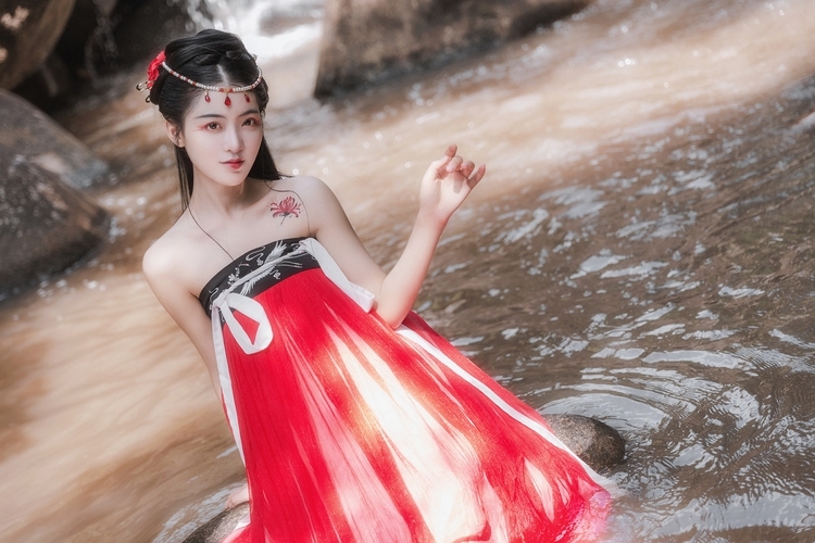 河边妖娆风情古装长裙清纯水嫩图片
