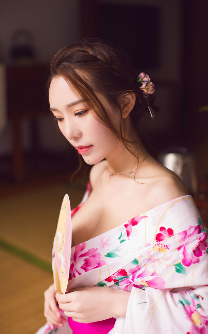 日韩系和服美女香肩半翘着屁股的美女写真图片