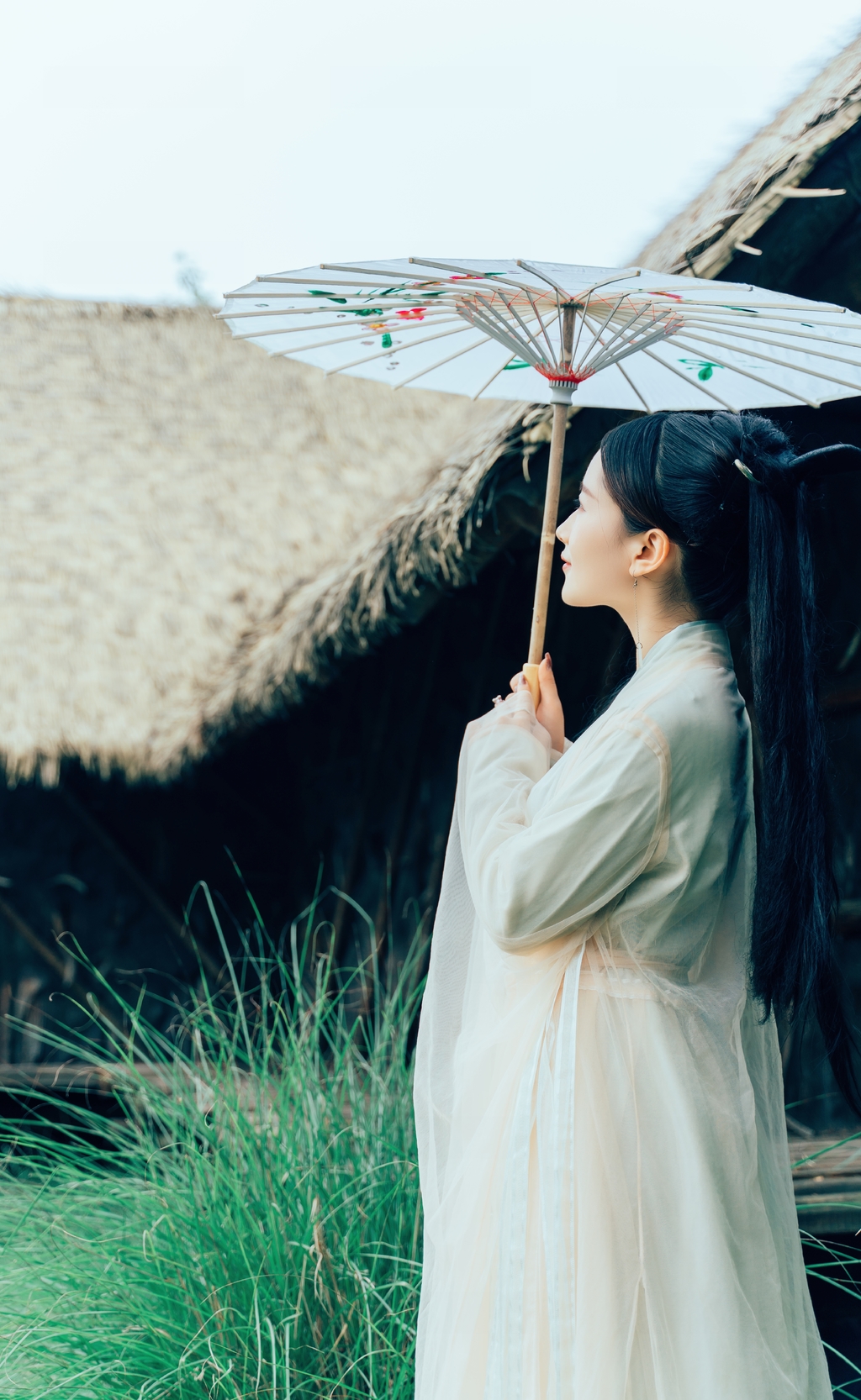 古装美女一袭白衣乌黑裸体毛茸茸图片