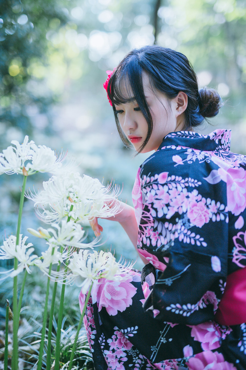 白皙和服美女花丛中写美女胸图片