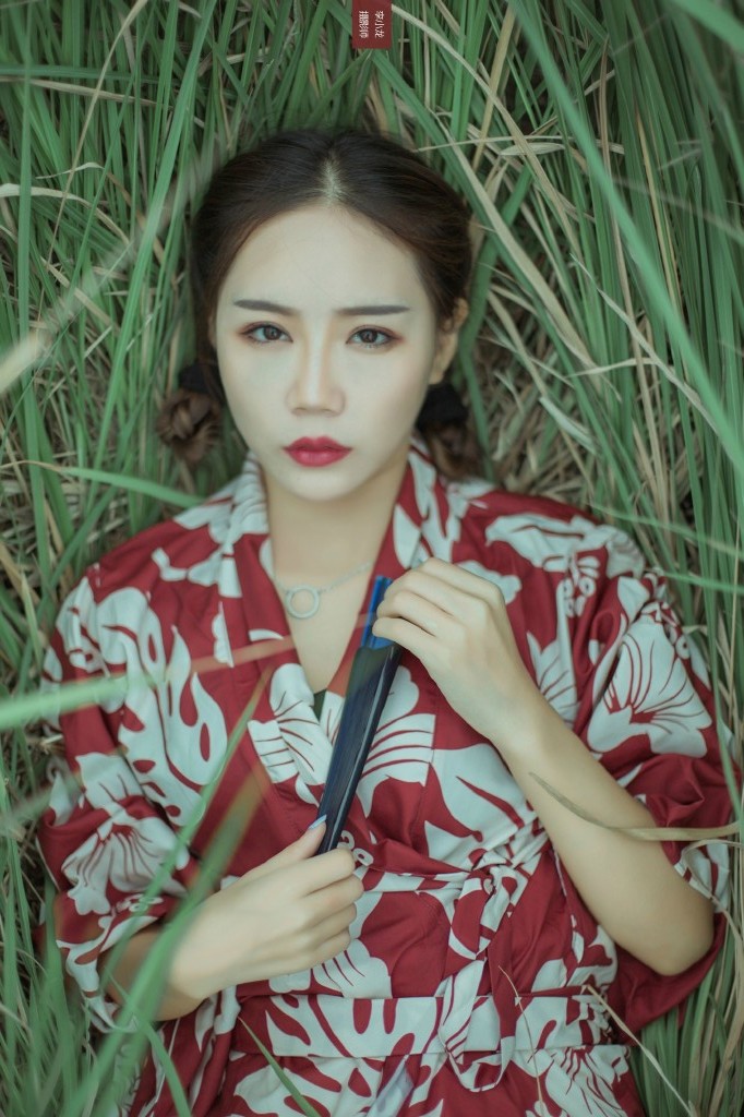 芦苇丛中的古装裙美女日本西西大尺度裸体艺术图片