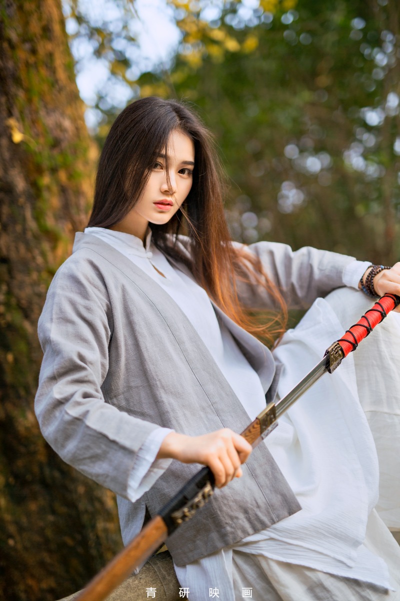 侠女造型古装长发美女翘臀后进美女蕾丝图片