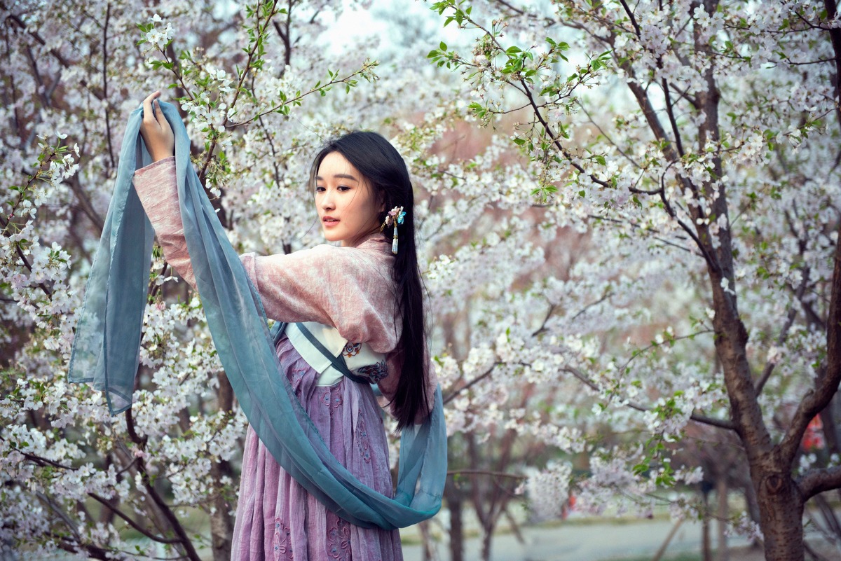 古装长发美女桃花树下美女裸身图片