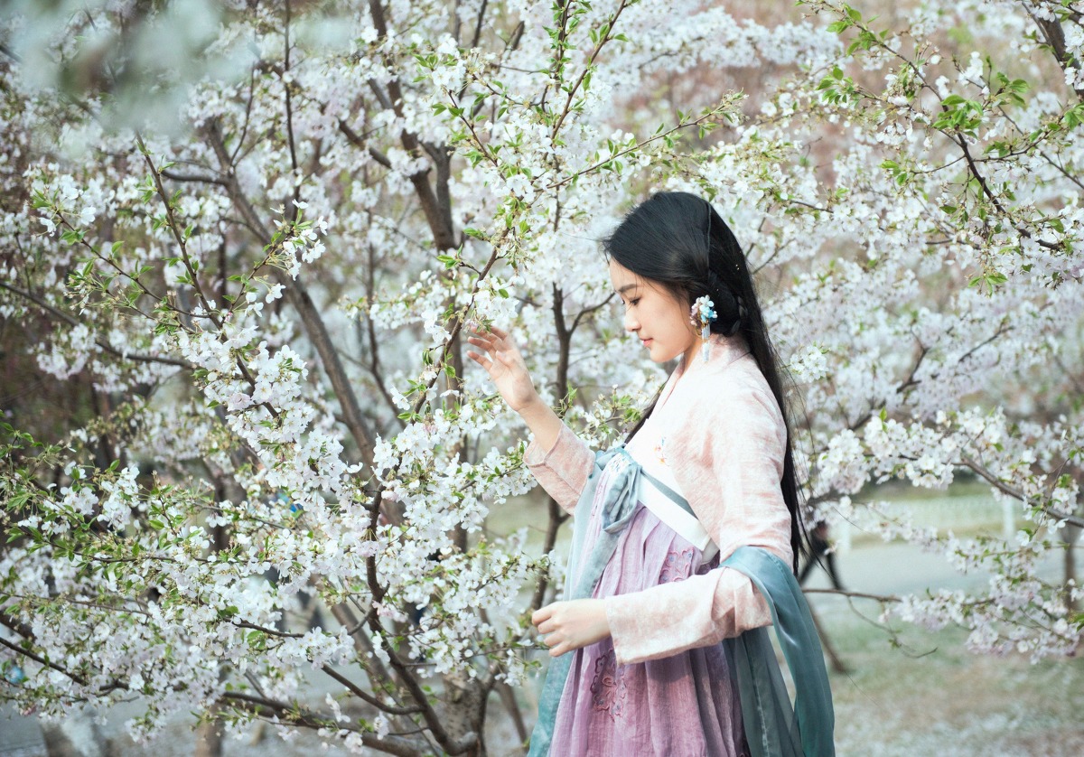 古装长发美女桃花树下美女裸身图片