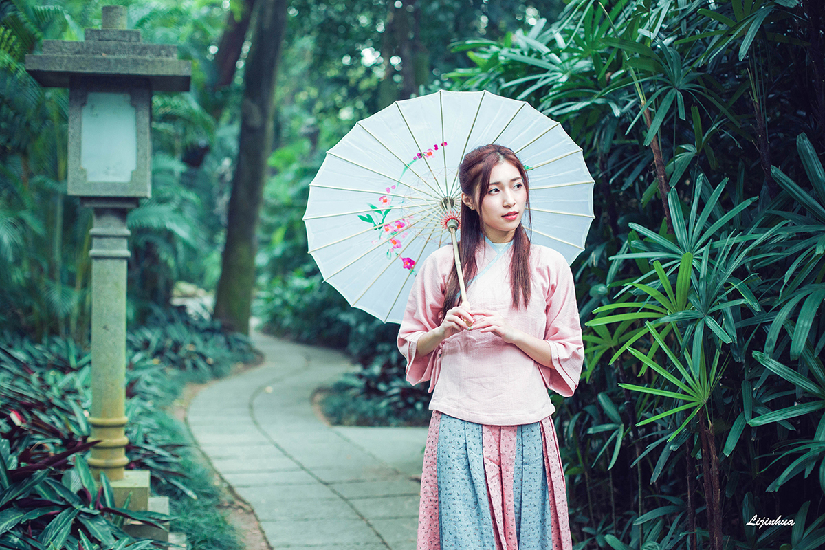 撑着油纸伞的娇羞女子西西日本午夜大胆顶级写真图片