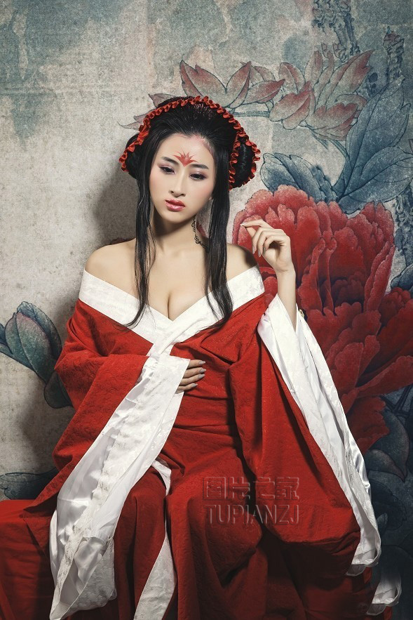 女子性感古典红妆 香硕大浑圆的美乳图片