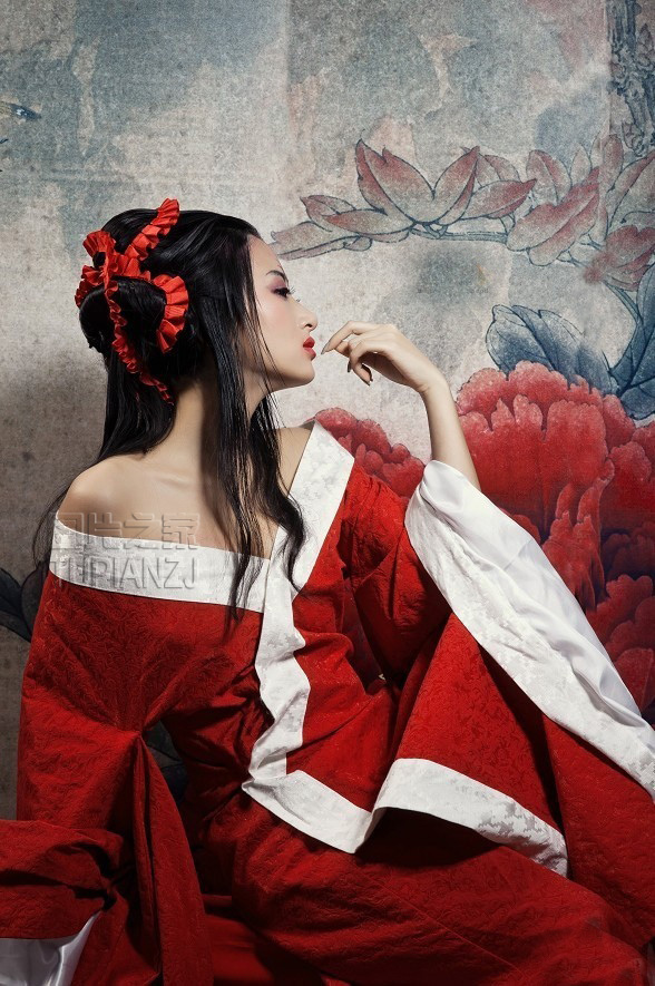 女子性感古典红妆 香硕大浑圆的美乳图片