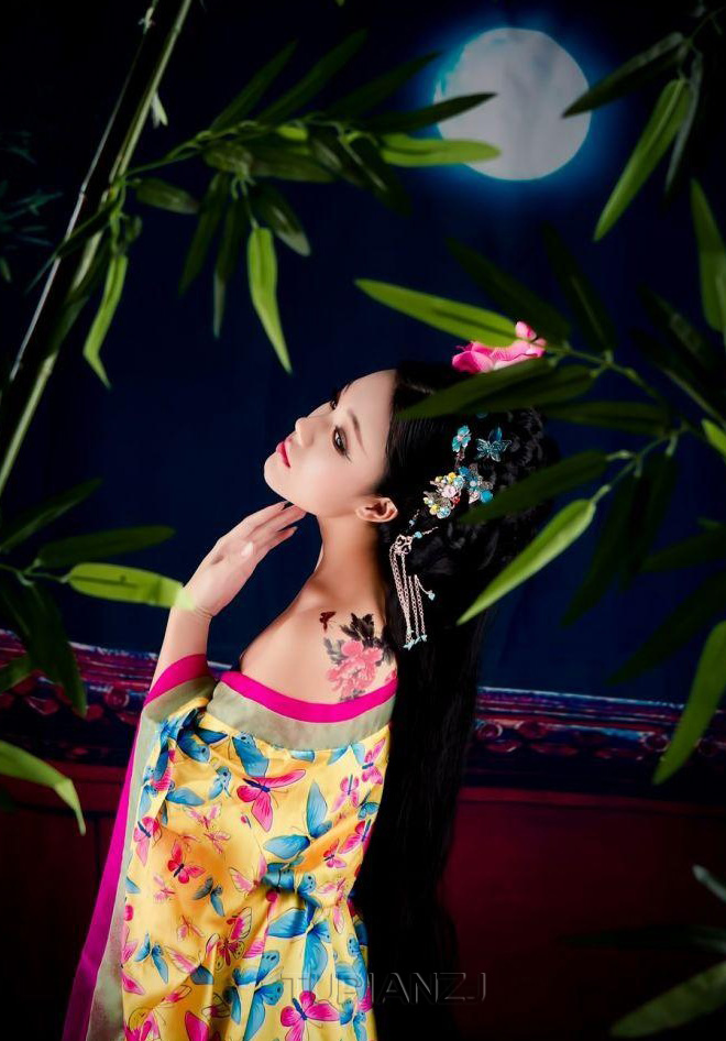 亮丽古装蝴蝶少女 犹最大胆的中国艺木图片