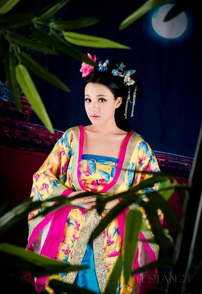 亮丽古装蝴蝶少女 犹最大胆的中国艺木图片