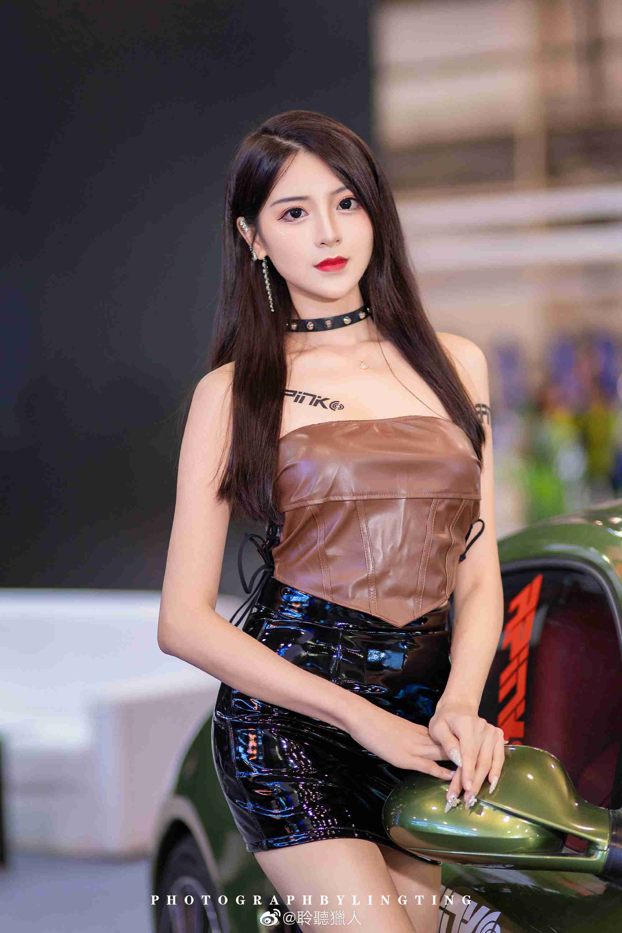 美女车模性感香肩火辣丝袜美女诱惑