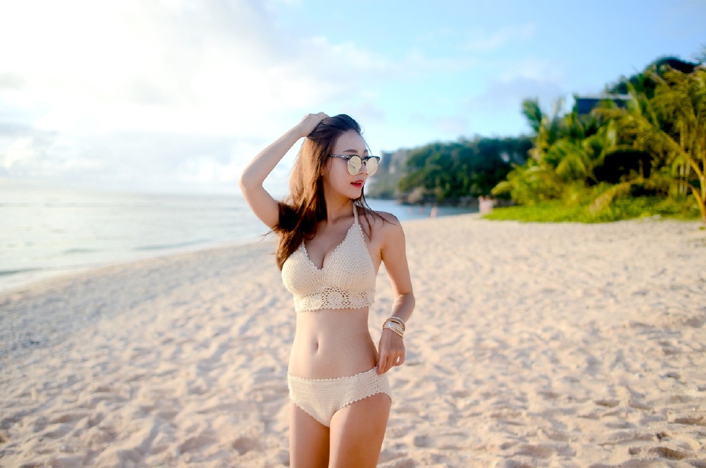 海边沙滩上的阳光肤色中国裸体BBBBXXXX图片