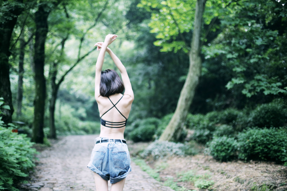 短发白皙美女内衣野外水多嫩模私拍图片