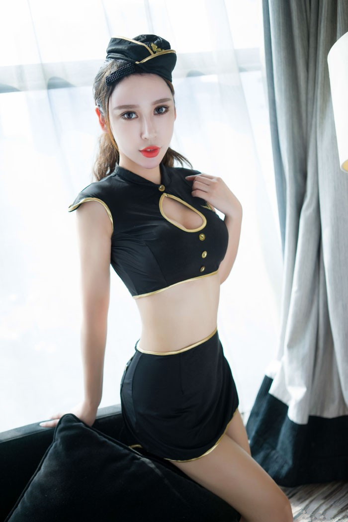 大胸性感白皙美女制服精品露出走光图片