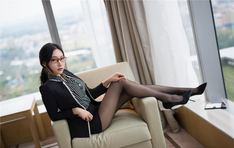 大胸美瞳美女超短诱惑白丝jk制服慢慢脱裸体