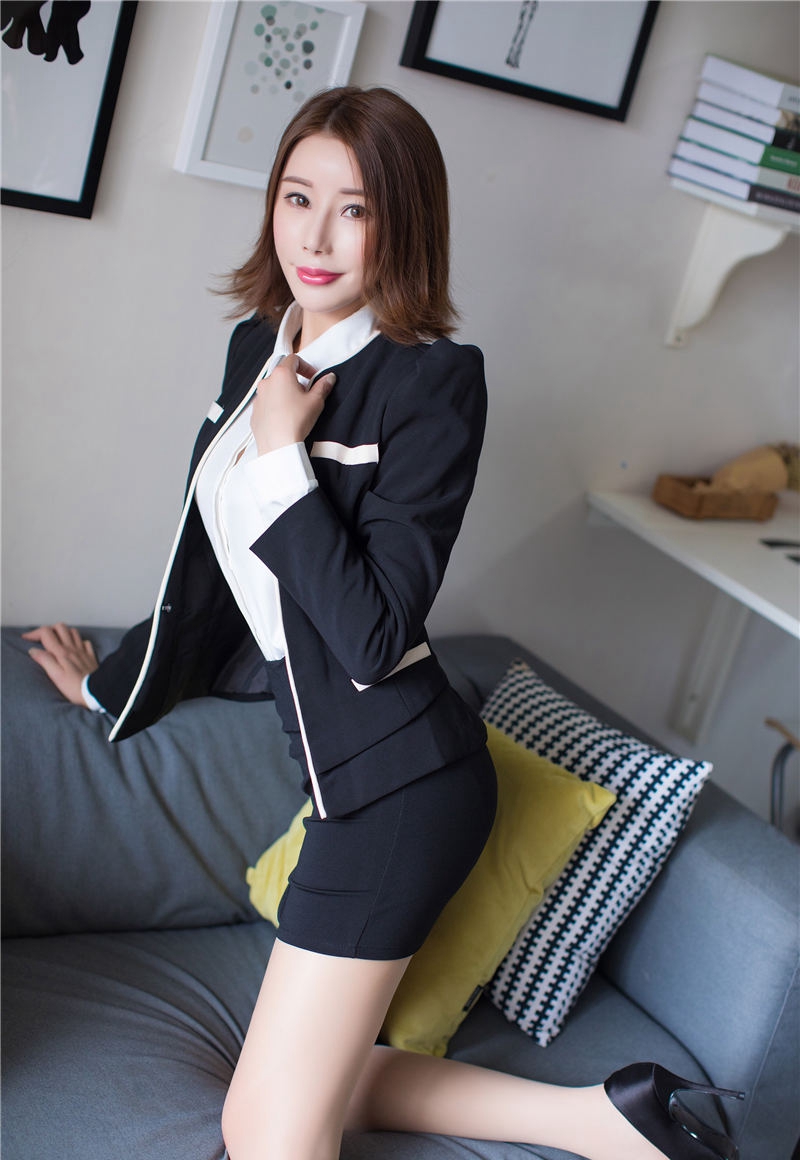 大胸美瞳美女超短诱惑白丝jk制服慢慢脱裸体