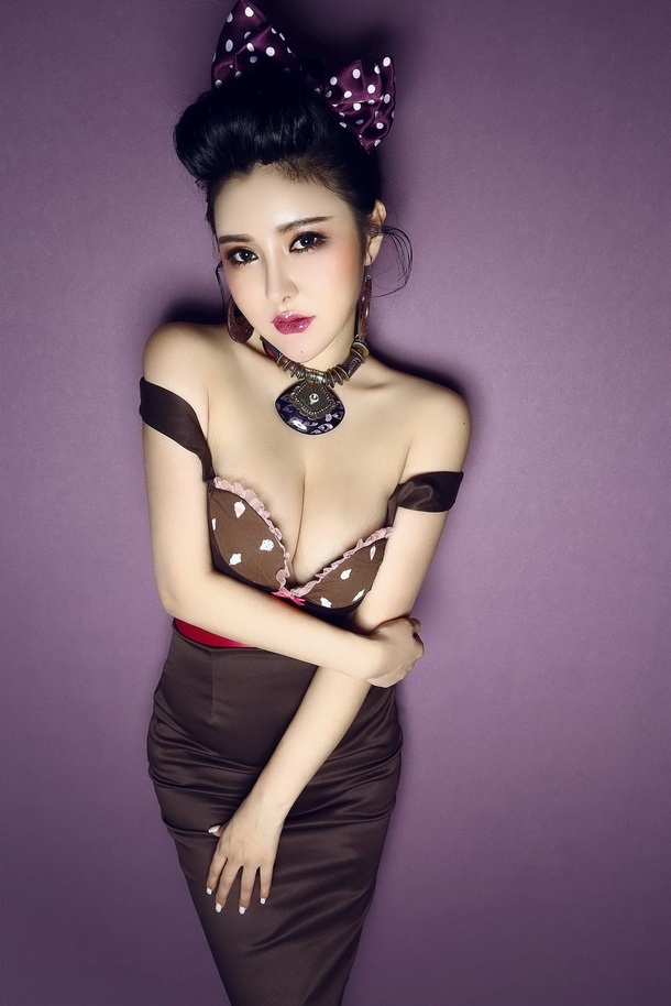 性感妩媚低胸装美女秀顶级少妇MM1311图片