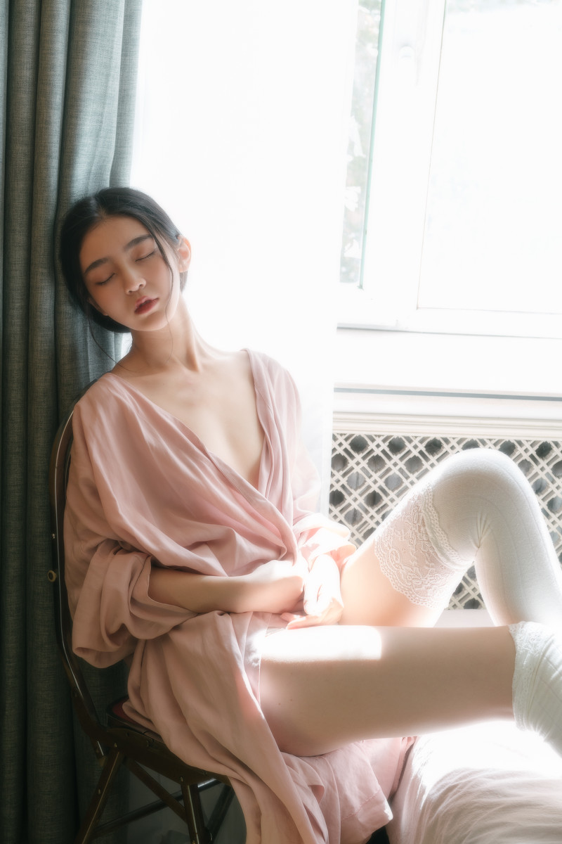 性感美女黑丝吊带网袜大胸大乳mm美女图片