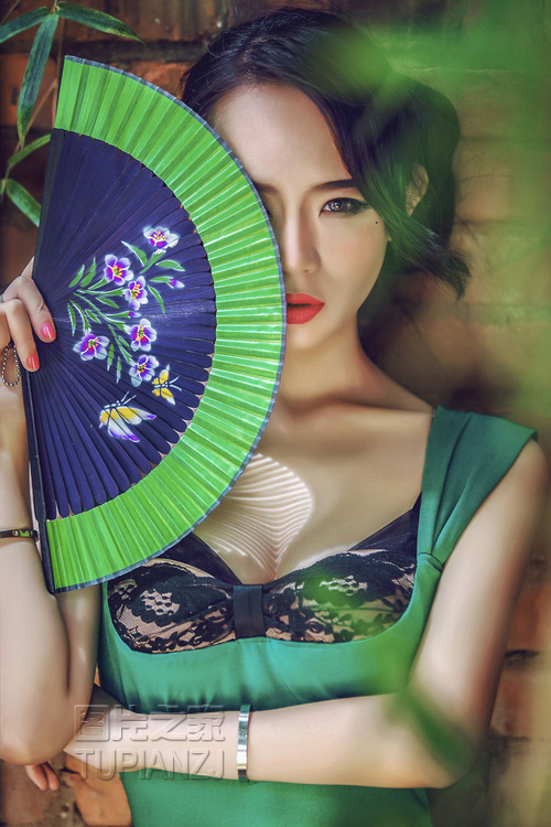 性感少女开叉裙写真 GOGO专业大尺度亚洲鬲清图片