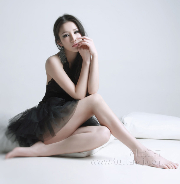 美女身穿黑色蕾丝裙 g0g0亚洲大胆裸体艺术图片