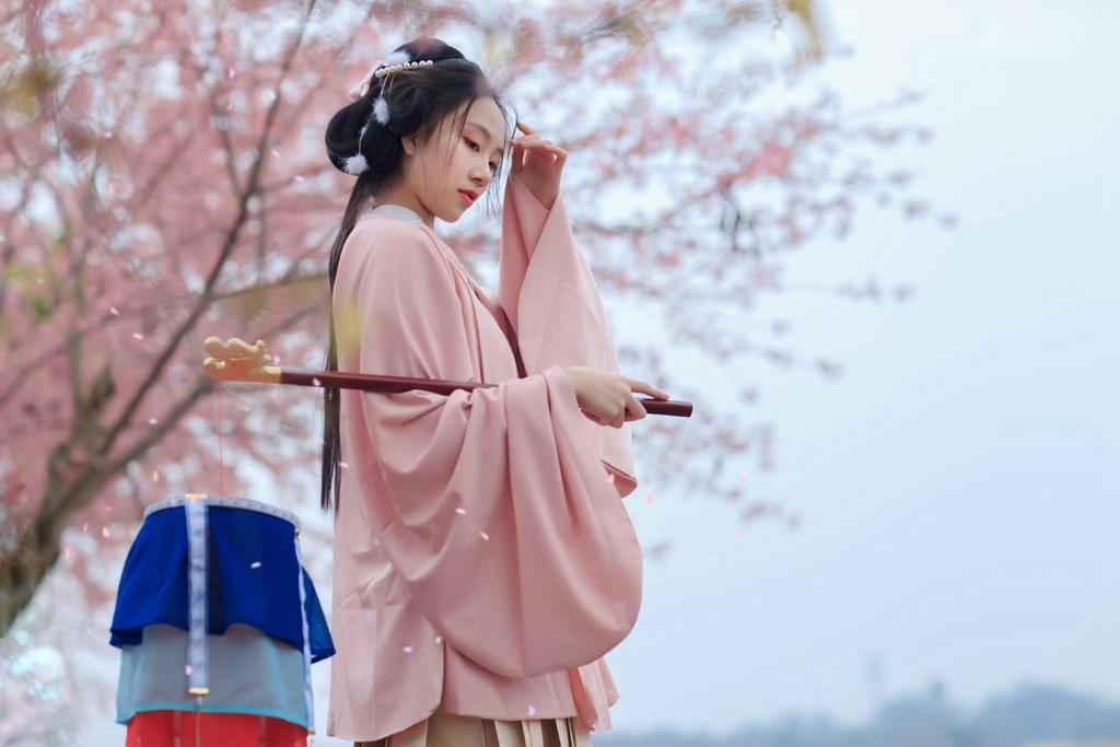 樱花树下汉服少女清新美女自己扒开光屁股图片