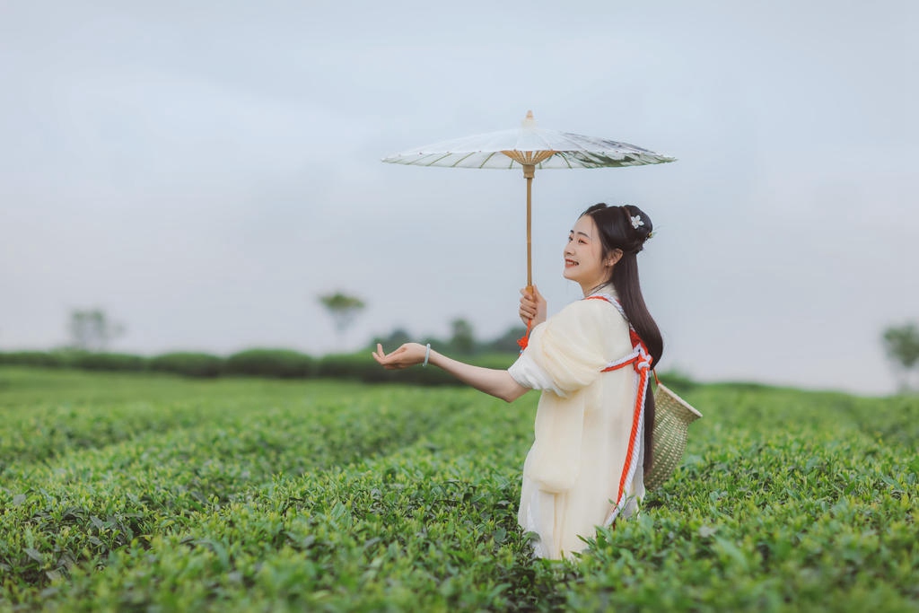 茶园中的白衣美女清新玩弄学生刚刚发育的小馒头