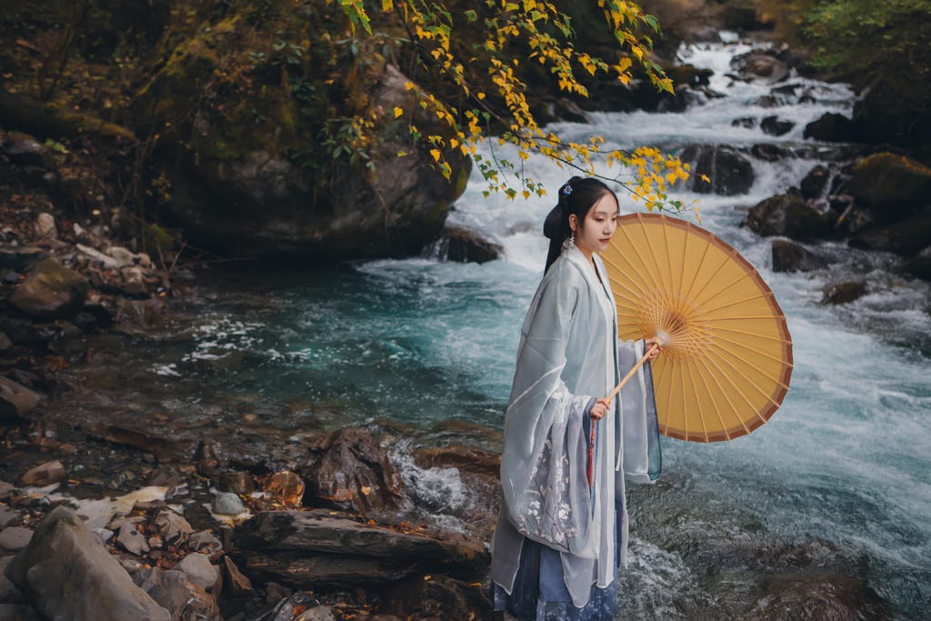 小溪边的古装美女清逸女性私密部位真实图片