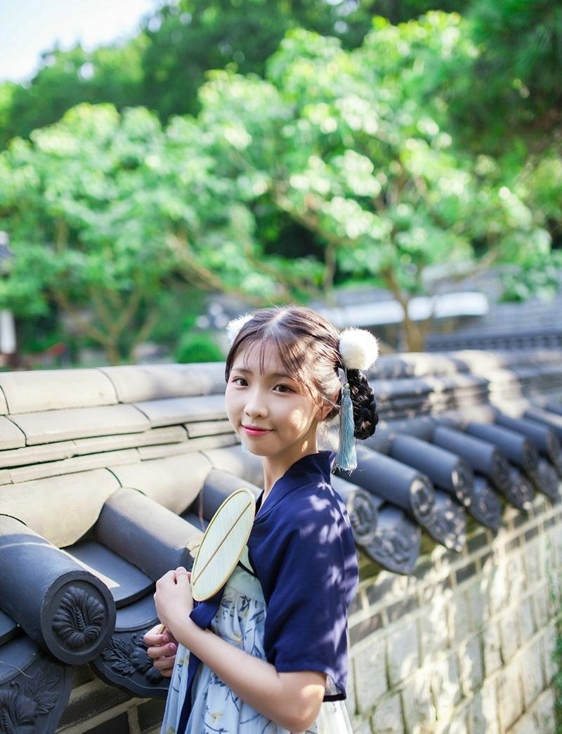 吃西瓜的汉服少女娇小小仙女粉嫩馒头一线天