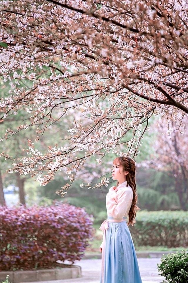 汉服美女桃花树下清新中国女人的大mm图片