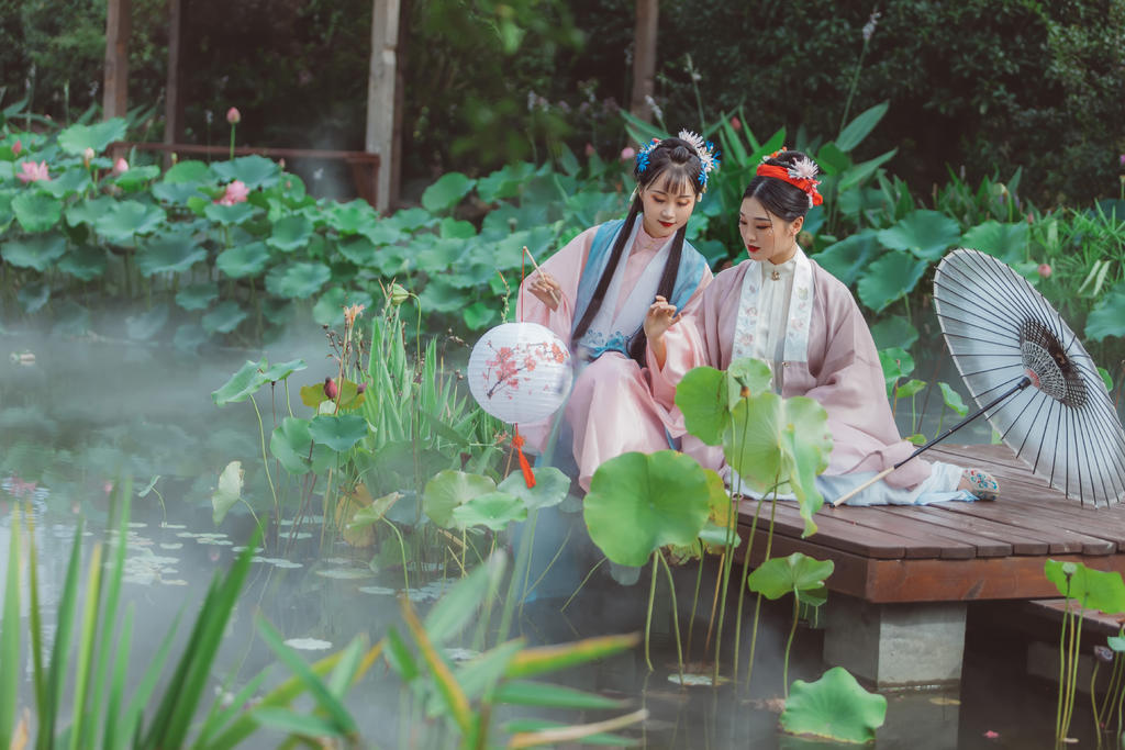 汉服美女姐妹花朦胧梦走光露乳福利图片