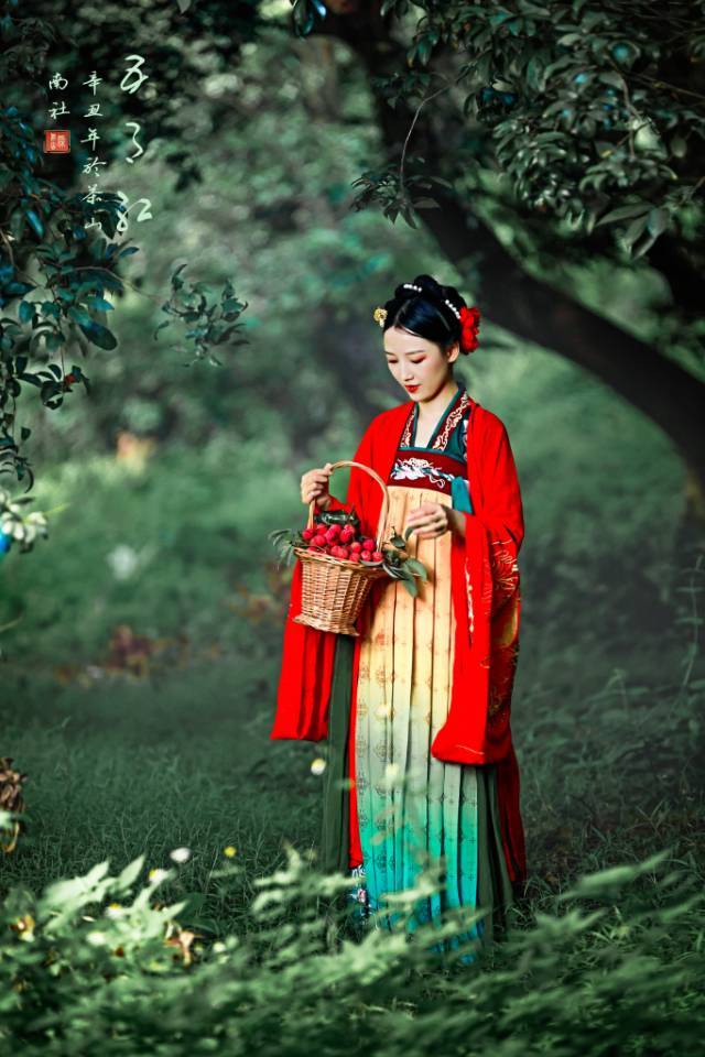 古装美女红唇雪肤妩媚汤芳沟沟毛多水多多图片