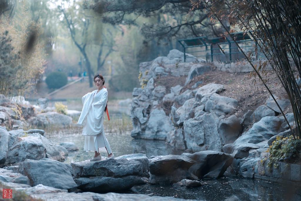 白衣古装美女园林翩翩G0G0日本肉体艺术视频图片