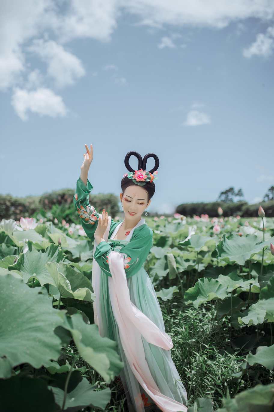 汉服美女荷塘月色唯美一把扯掉乳罩揉搓双乳