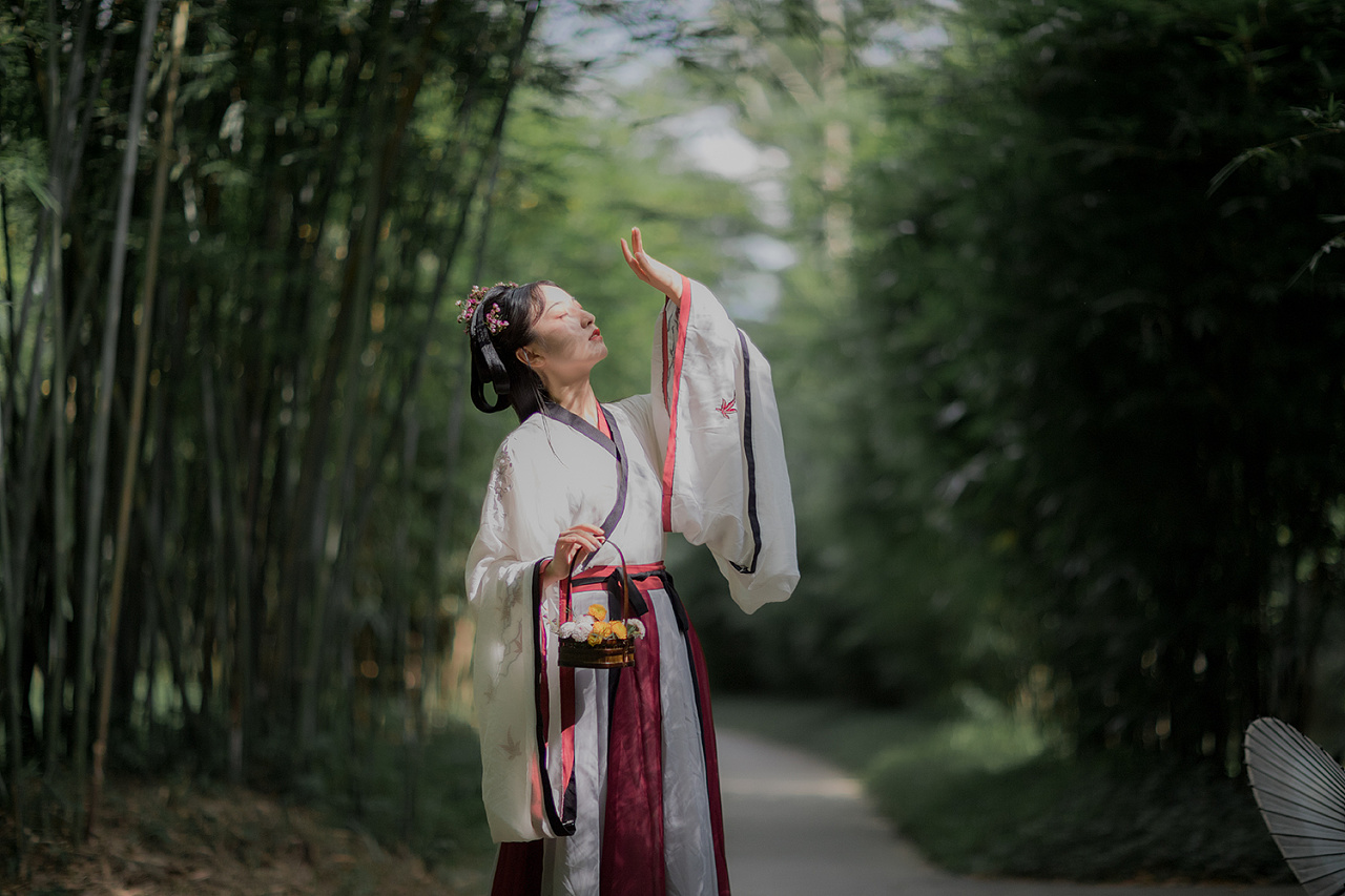 古装侠女英姿飒爽气质无限春光床上写真图片