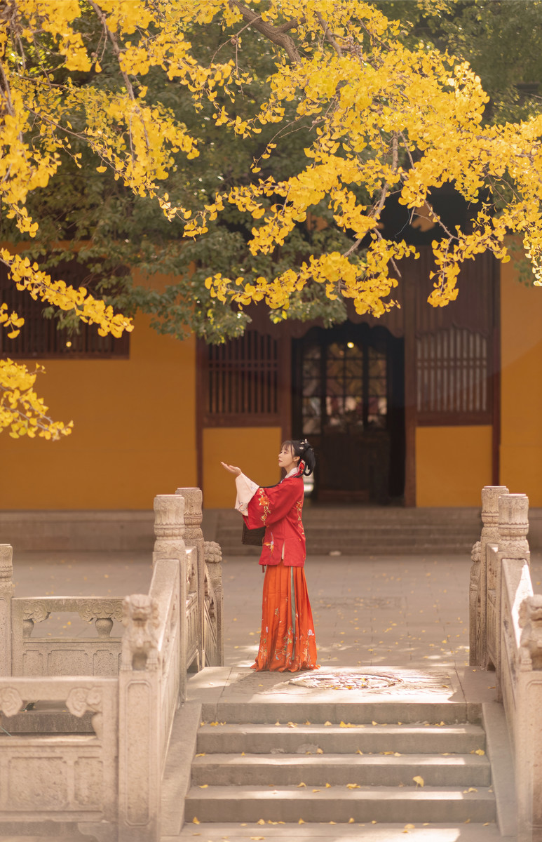 古装汉服美女温婉可人露出双奶头图片