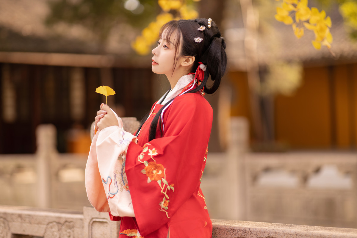 古装汉服美女温婉可人露出双奶头图片