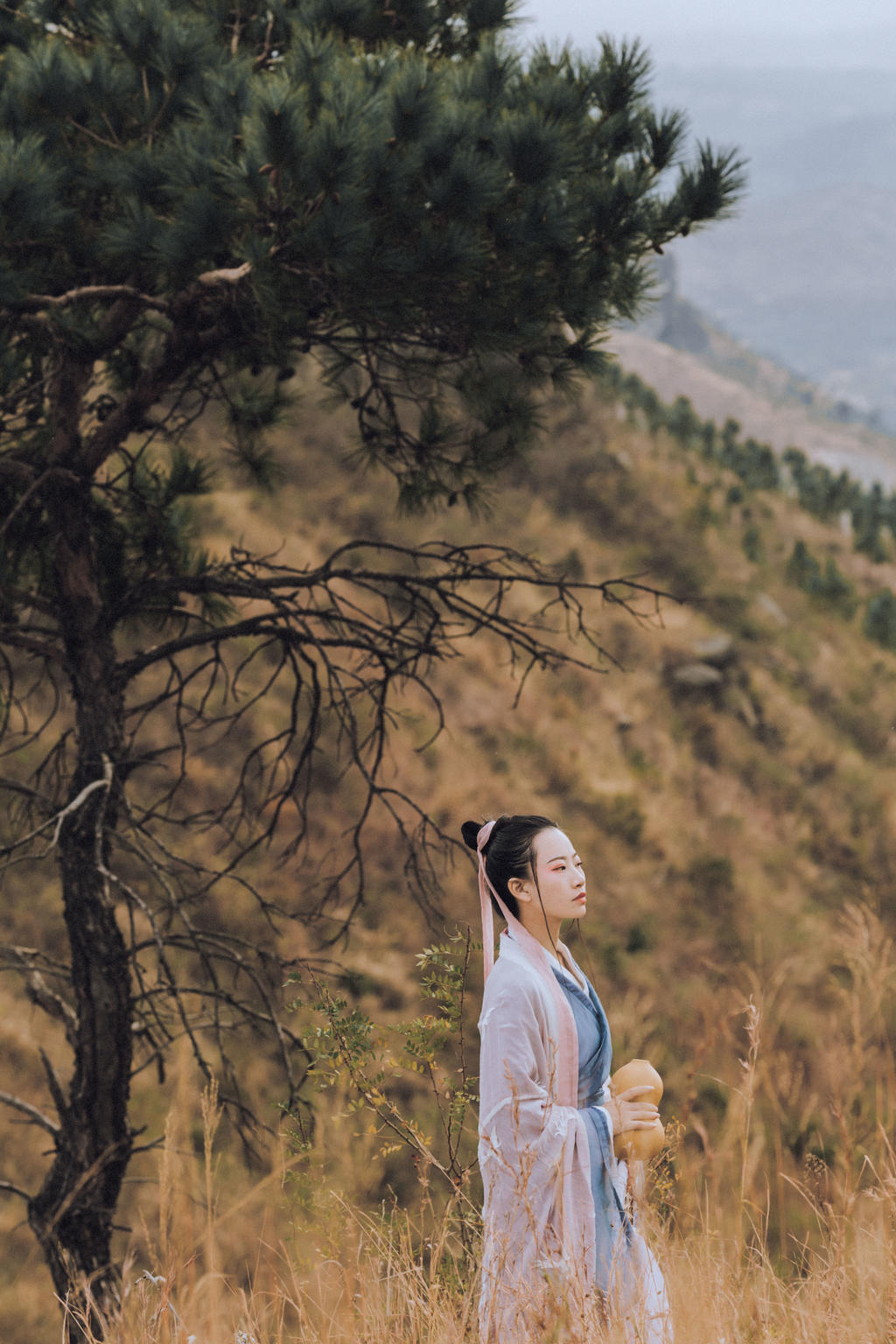 英姿飒爽的瓜子脸妹子露整个奶的图片