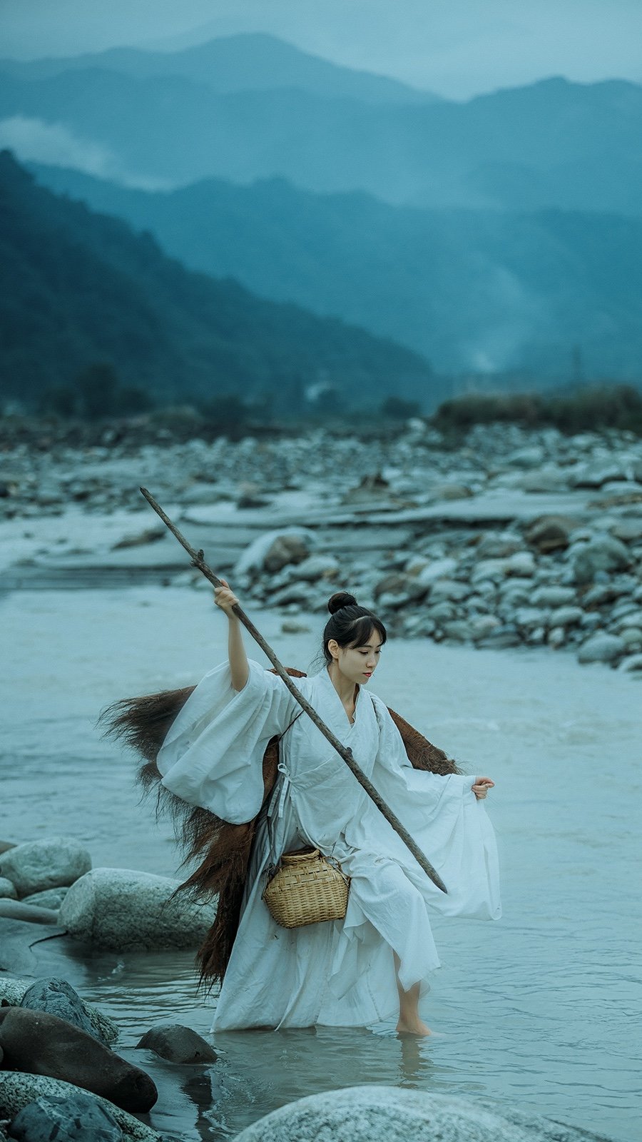 古装侠女绿水青山慵懒气质诱人写真套图