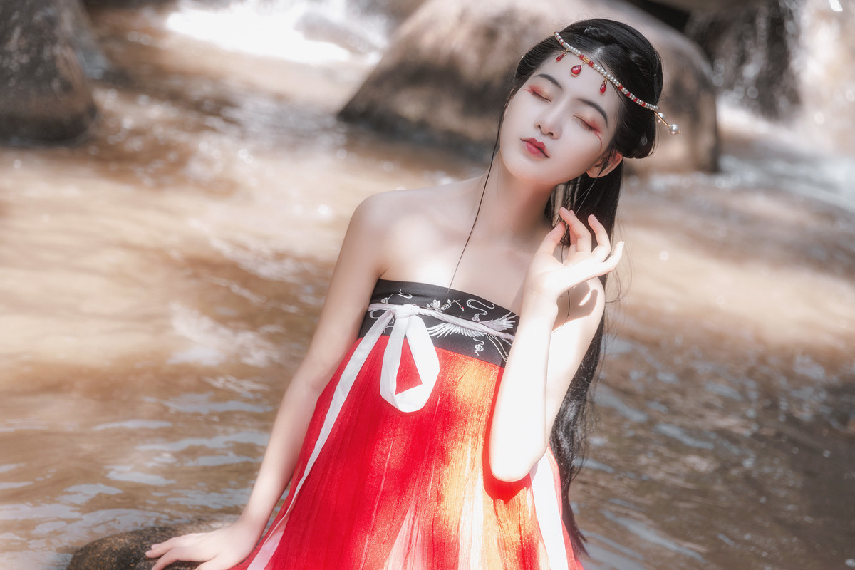 艳红的山水古装美女露私拍cosplay大尺度露出