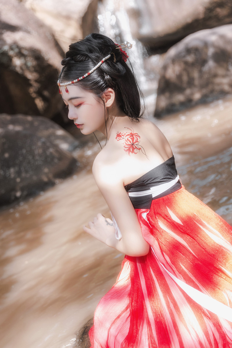 艳红的山水古装美女露私拍cosplay大尺度露出