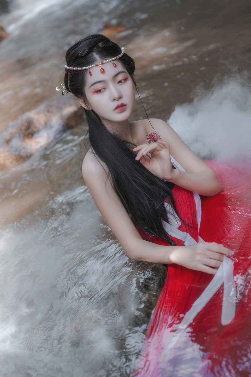 艳红的山水古装美女露私拍cosplay大尺度露出