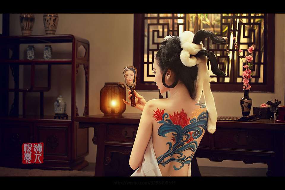 纹身美女轻薄汉服衣衫成人亚洲裸体艺术图片