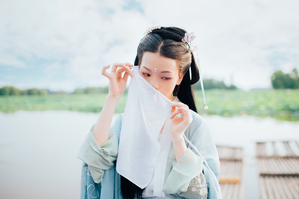 高清古装美女青衣罗裙真空露双奶头福利图片