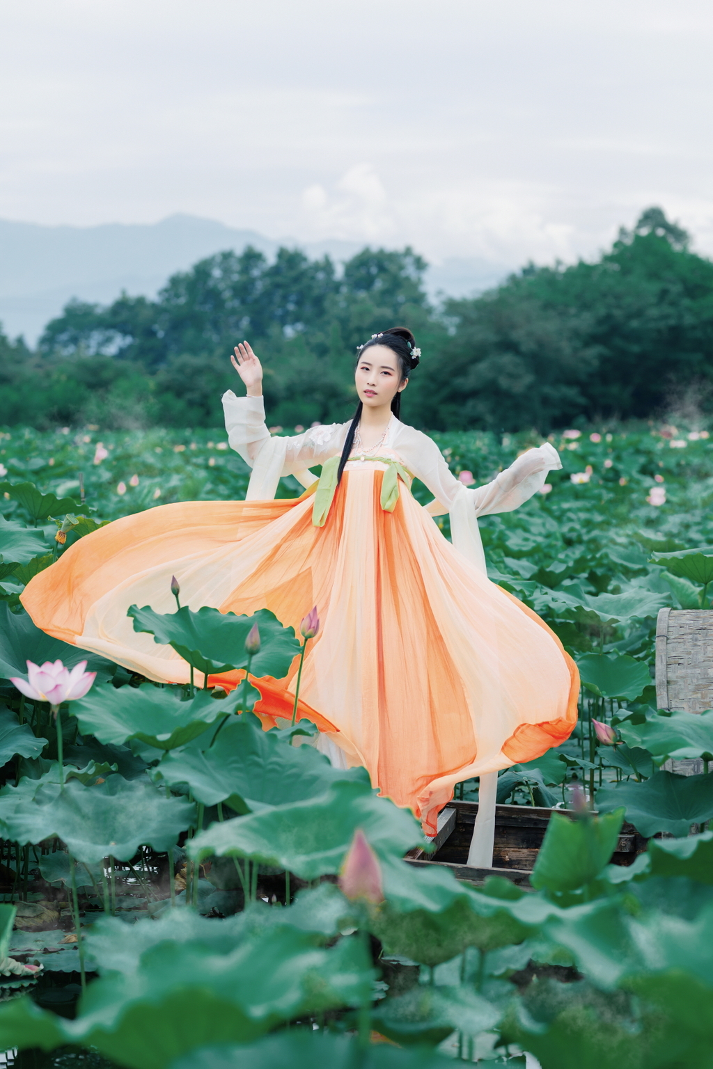 高清古装美女及腰长发国外美女私密写真集