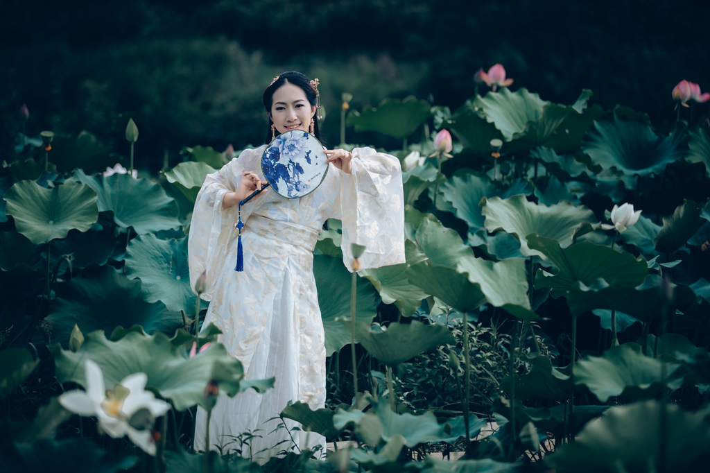 性感古装美女白衣长裙女神出白浆图片