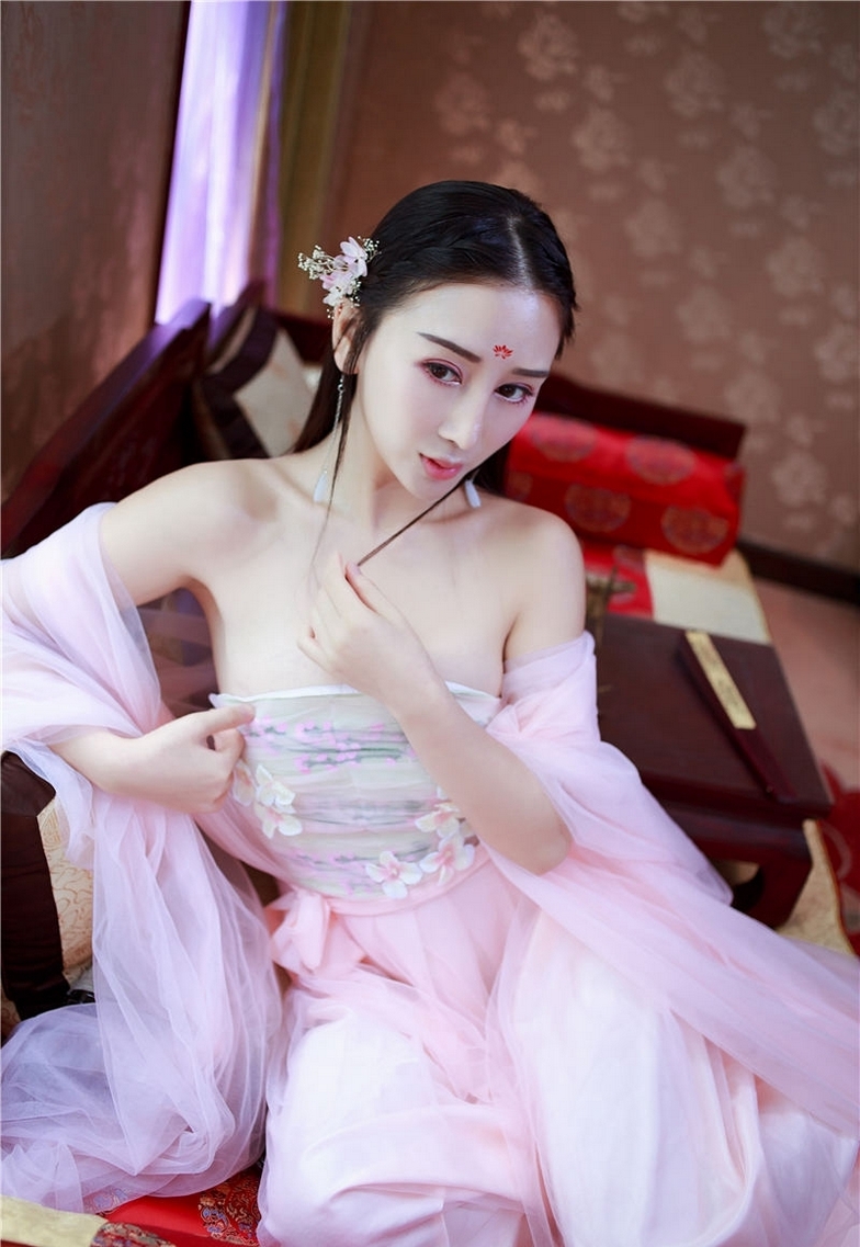 瓜子脸古装美女白嫩美偷拍18美女洗澡全过程图片