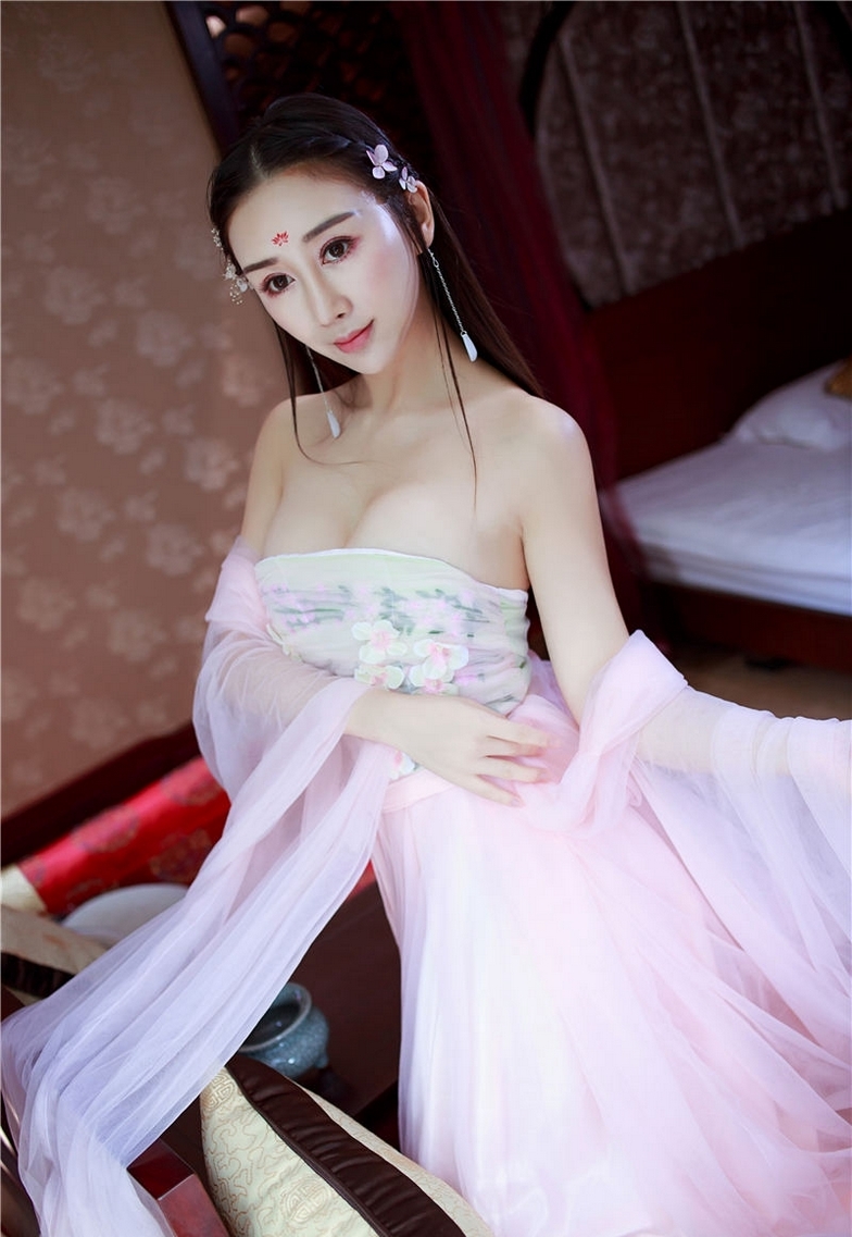 瓜子脸古装美女白嫩美偷拍18美女洗澡全过程图片